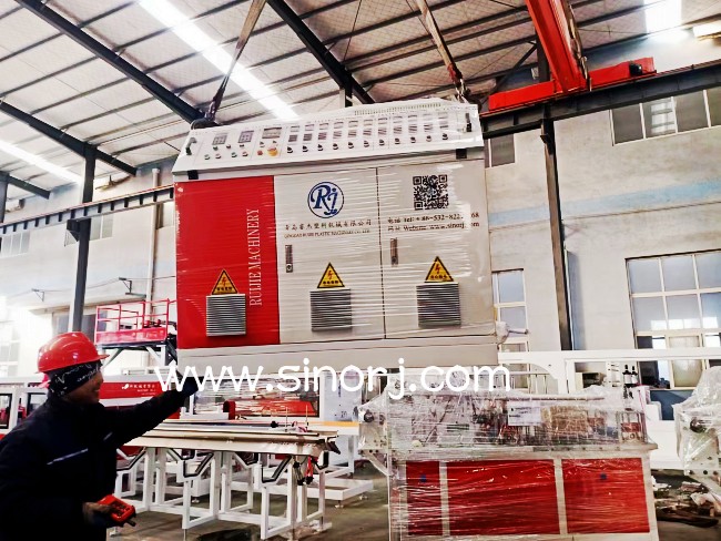 中東地區(qū) pvc仿大理石板生產(chǎn)線(xiàn)與管材生產(chǎn)線(xiàn)裝柜中