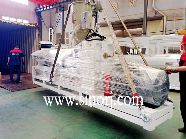 前幾天abs管材生產(chǎn)線，今天UV大理石板生產(chǎn)線，過兩天格柵板生產(chǎn)線裝柜裝柜發(fā)貨發(fā)貨